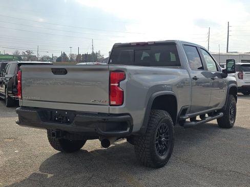 Used 2025 Chevrolet Silverado 2500 ZR2 w/ Technology Package image 5
