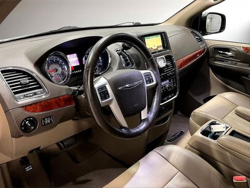 Used 2016 Chrysler Town & Country Touring-L image 17