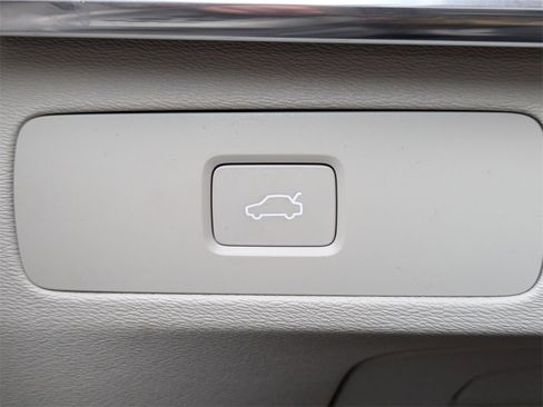 Certified 2025 Volvo XC90 B6 Ultra w/ Lounge Package image 34