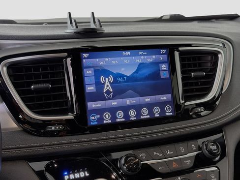 Used 2019 Chrysler Pacifica Limited w/ Advanced Safetytec Group FWD image 13