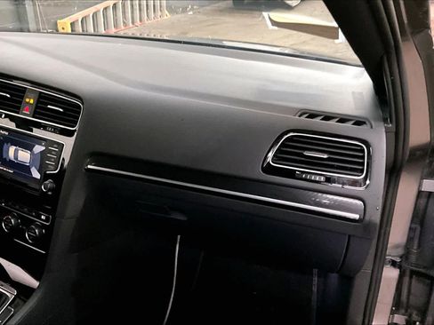 Used 2017 Volkswagen Golf R 4-Door image 18