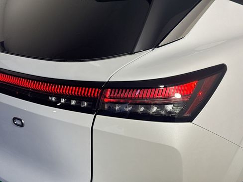 Used 2025 Nissan Murano SV image 34