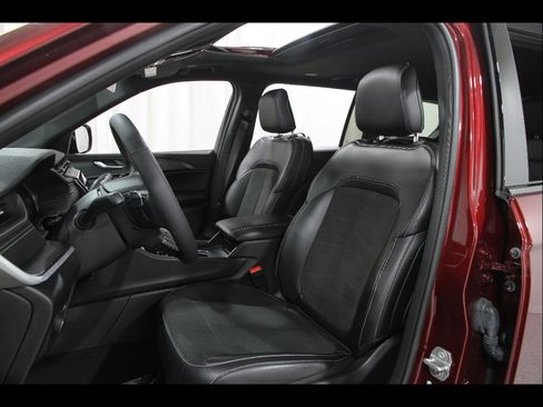 Used 2025 Jeep Grand Cherokee L Altitude image 5