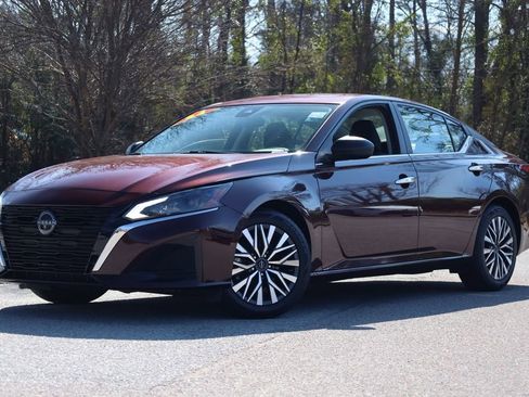 Used 2024 Nissan Altima 2.5 SV image 1