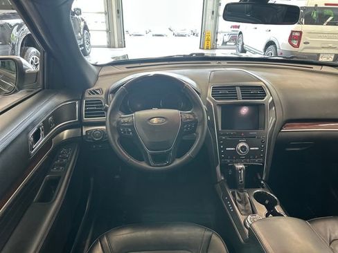 Used 2018 Ford Explorer Platinum AWD/4WD image 2