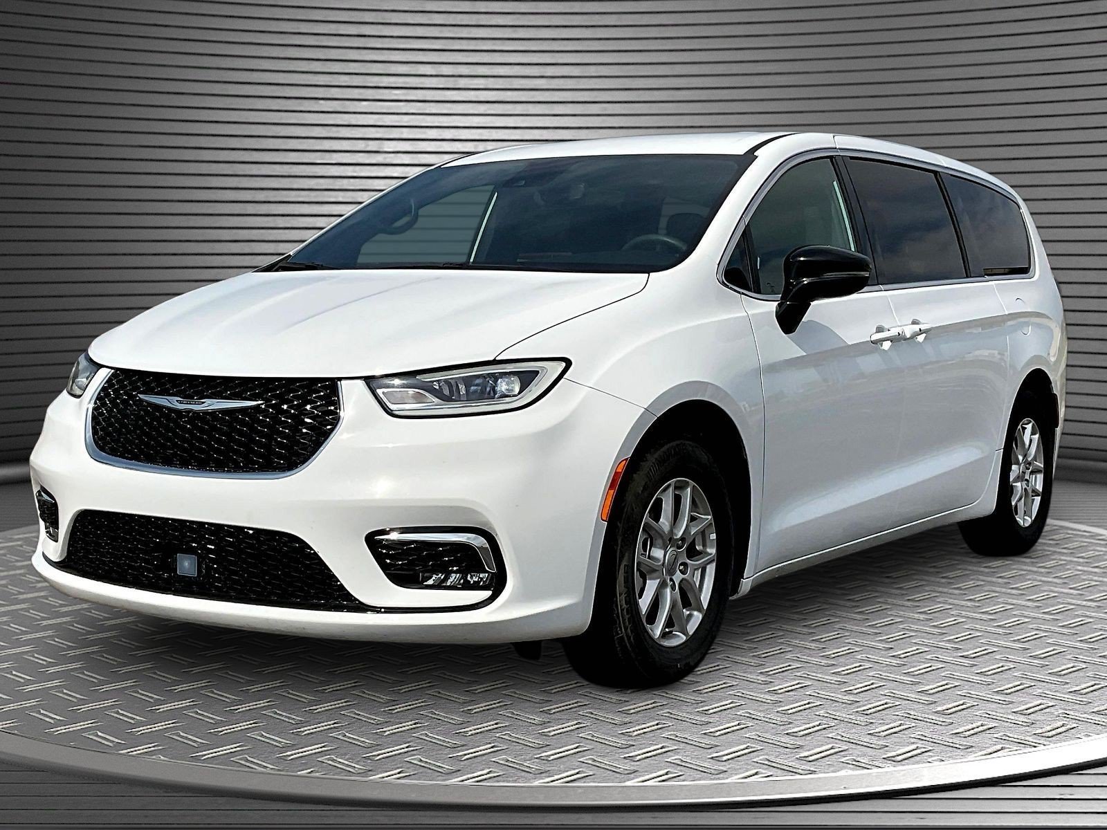Used 2025 Chrysler Pacifica Select FWD image 3