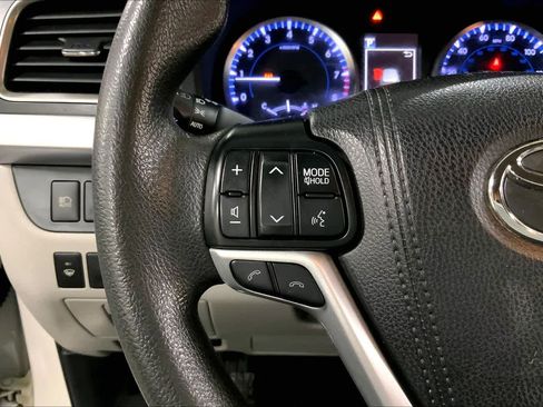 Used 2018 Toyota Highlander LE w/ Carpet Mat Package (TMS) image 46