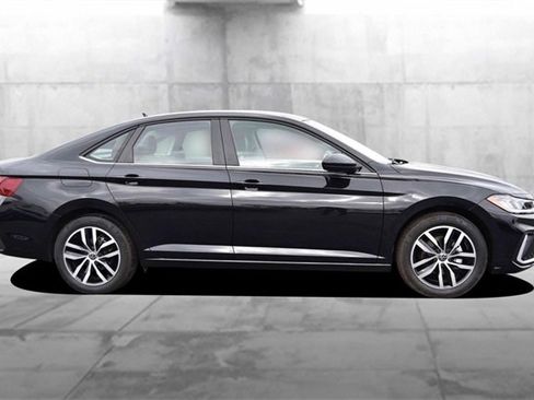 Certified 2025 Volkswagen Jetta SE w/ Sunroof Package image 5
