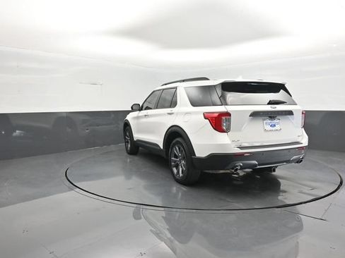 Used 2022 Ford Explorer XLT w/ Equipment Group 202A AWD/4WD image 5