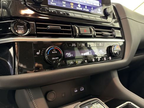 New 2025 Nissan Pathfinder SL image 8