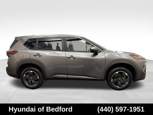 Used 2024 Nissan Rogue SV AWD/4WD image 4