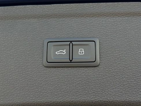 Used 2023 Audi Q5 2.0T Premium w/ Convenience Package image 17