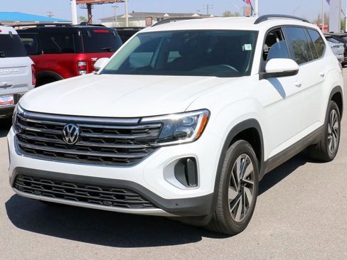 Used 2025 Volkswagen Atlas SE image 2