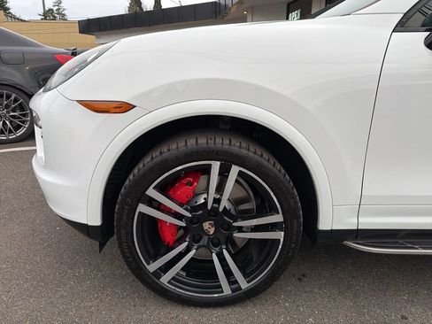 Used 2014 Porsche Cayenne Turbo S image 13