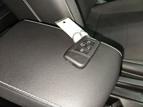 Used 2023 Volkswagen Taos SE image 18