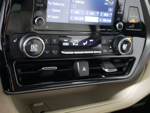 Used 2022 Toyota Highlander XLE AWD/4WD image 23