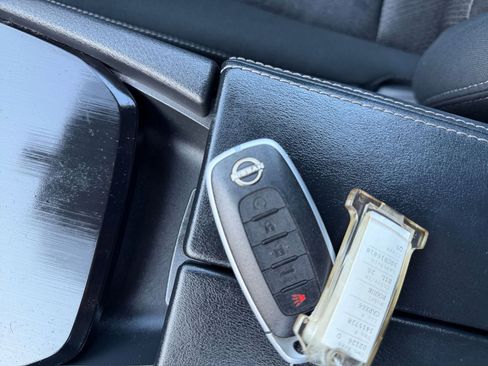 Used 2025 Nissan Rogue SV FWD image 27