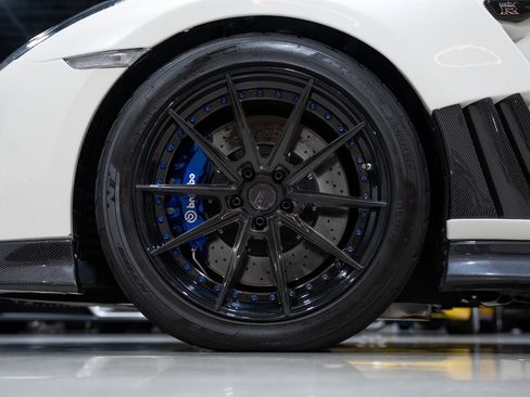 Used 2017 Nissan GT-R Premium image 12