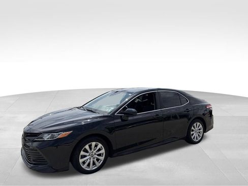 Used 2019 Toyota Camry LE FWD image 2