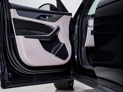 Used 2021 Jaguar F-PACE SVR image 27