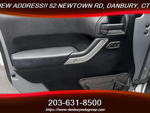 Used 2014 Jeep Wrangler Unlimited Sahara w/ Dual Top Group AWD/4WD image 9
