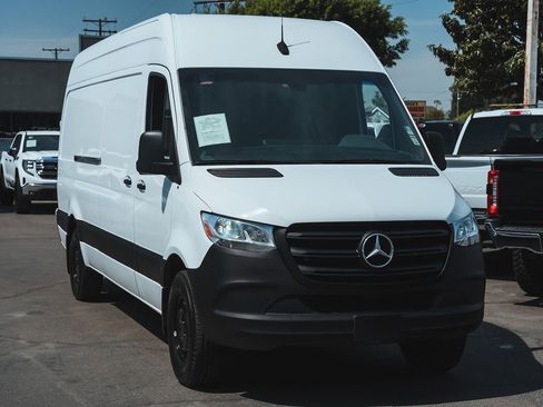Used 2020 Mercedes-Benz Sprinter 2500 image 4