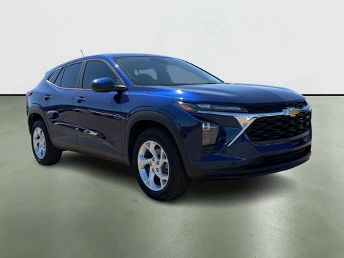 Used 2024 Chevrolet Trax LS w/ LS Convenience Package image 5