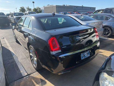 Used 2019 Chrysler 300 Limited AWD/4WD image 9