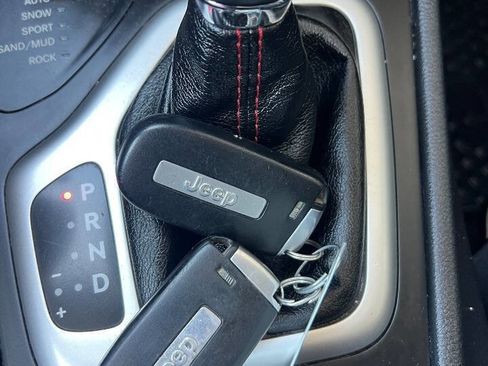 Used 2016 Jeep Cherokee Trailhawk w/ Comfort/Convenience Group AWD/4WD image 12
