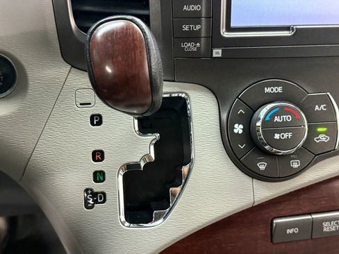 Used 2011 Toyota Sienna Limited image 26