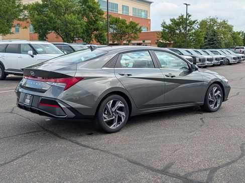 Used 2025 Hyundai Elantra Limited FWD image 5