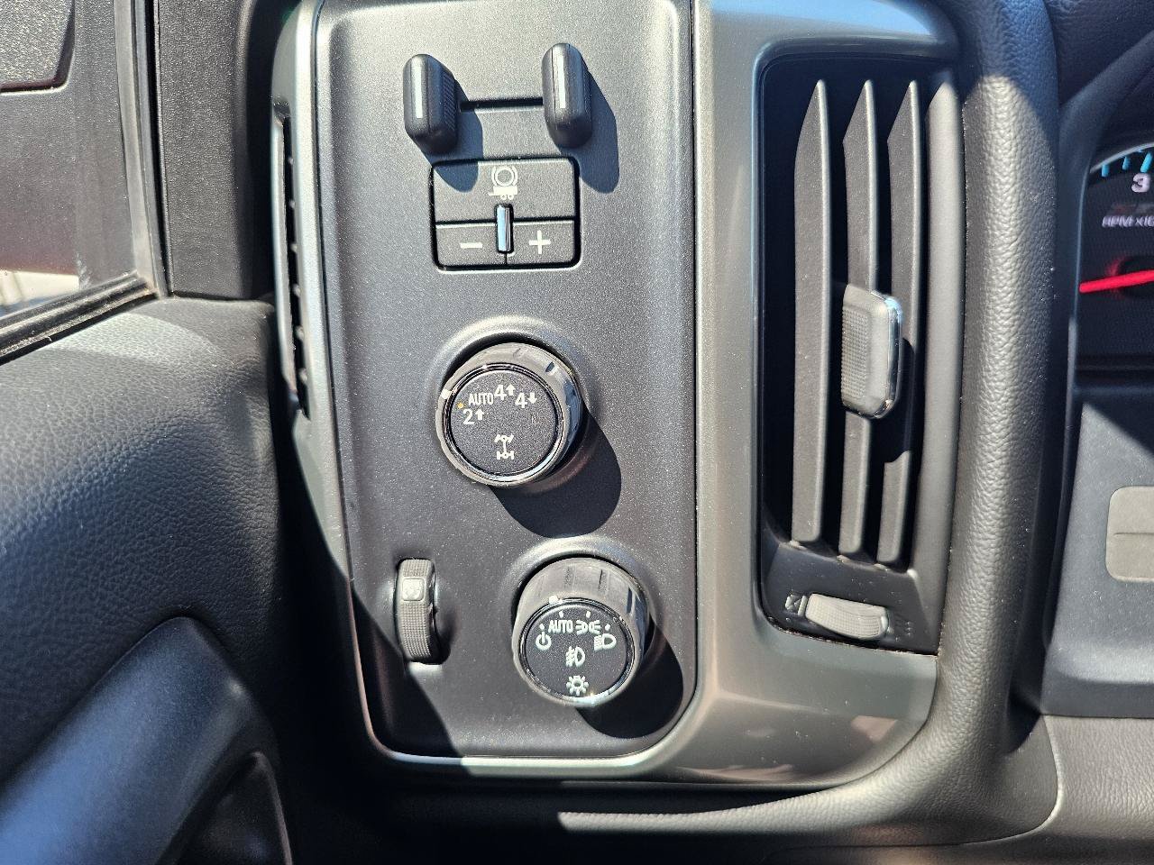 Used 2018 Chevrolet Silverado 1500 LT w/ Texas Edition AWD/4WD image 46