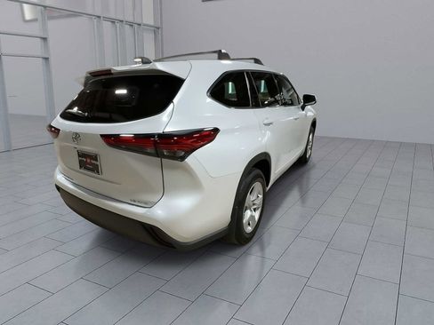 Used 2022 Toyota Highlander LE image 5