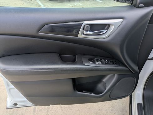 Used 2020 Nissan Pathfinder SV image 10