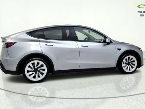 Used 2026 Tesla Model Y AWD image 9
