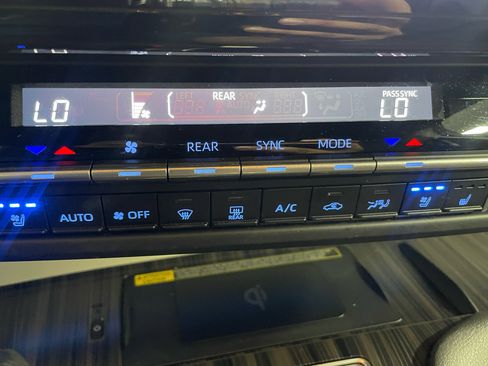 Used 2021 Toyota Sienna Platinum image 8