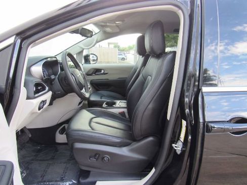 Used 2024 Chrysler Pacifica Touring-L image 15