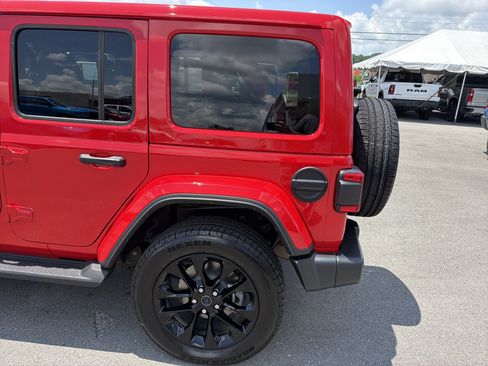 Used 2025 Jeep Wrangler Unlimited Sahara AWD/4WD image 9