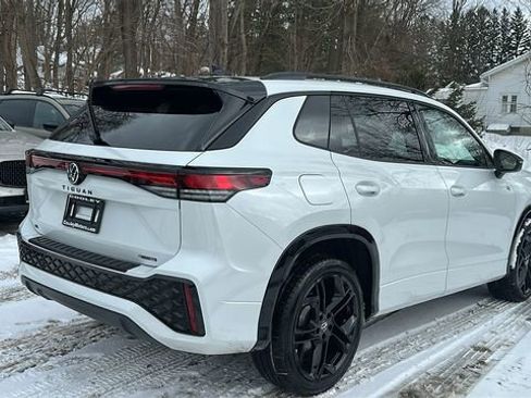 Used 2025 Volkswagen Tiguan SE R-Line image 6