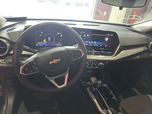 Used 2025 Chevrolet Trax LT w/ LT Convenience Package FWD image 4