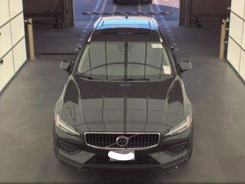 Used 2025 Volvo V60 B5 Cross Country Plus image 8