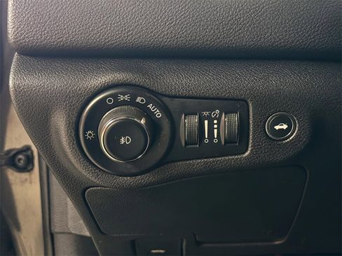 Used 2016 Chrysler 200 S image 8