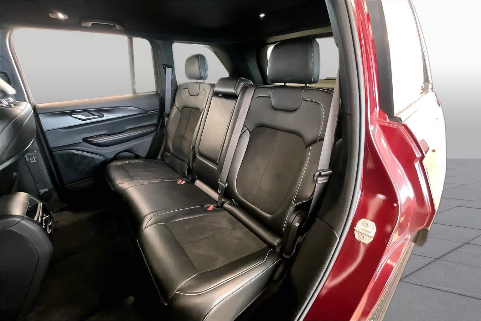 Used 2023 Jeep Grand Cherokee Altitude RWD image 18