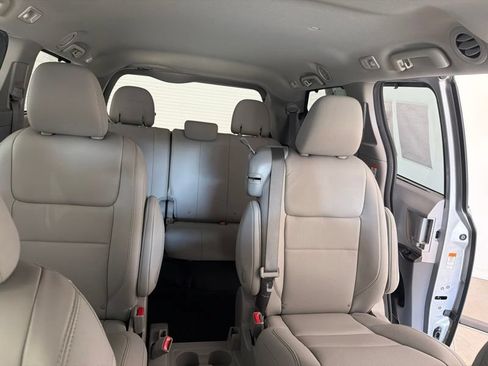 Used 2020 Toyota Sienna XLE w/ XLE Navigation Package FWD image 13