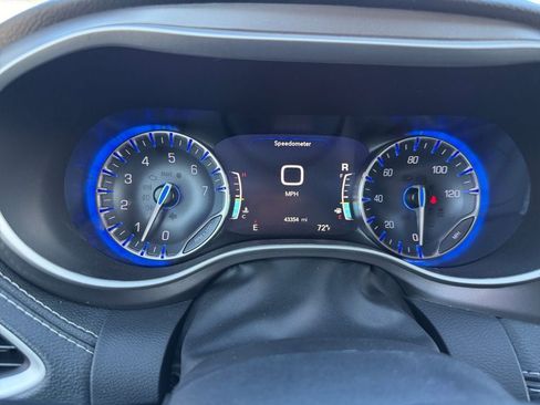 Used 2022 Chrysler Pacifica Touring-L FWD image 14
