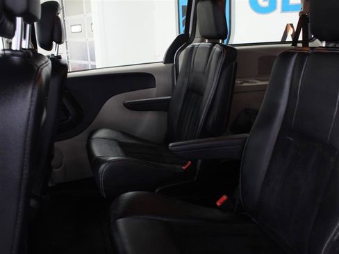 Used 2018 Dodge Grand Caravan SXT image 20