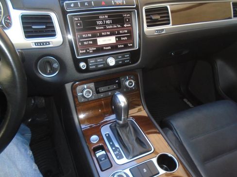 Used 2016 Volkswagen Touareg TDI image 38