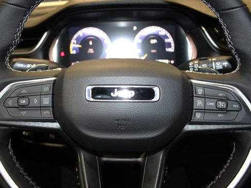 New 2025 Jeep Grand Cherokee Altitude image 11