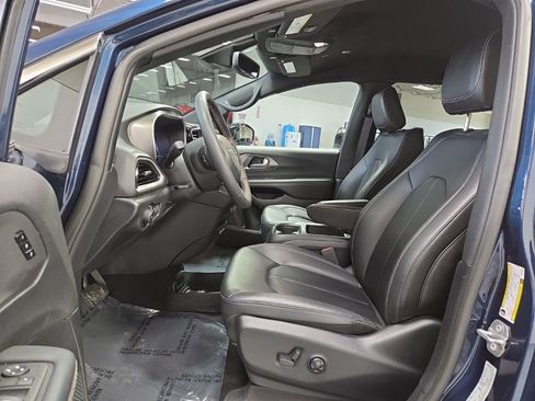 Used 2025 Chrysler Pacifica Select FWD image 9