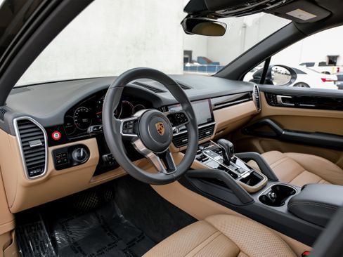 Used 2020 Porsche Cayenne image 2